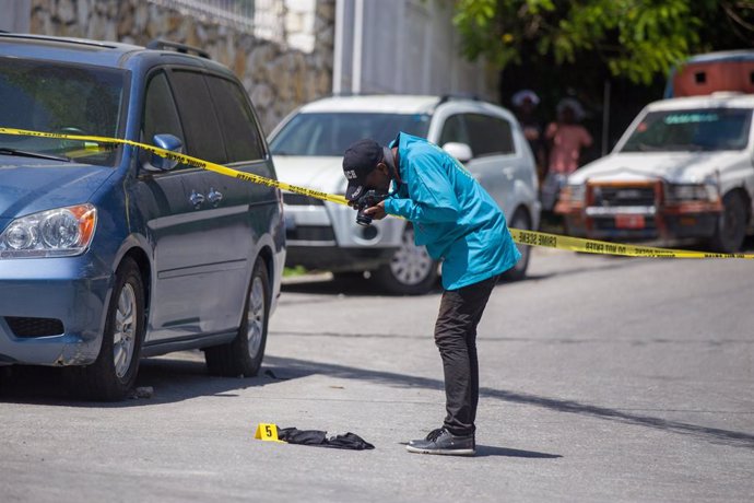 Un investigador cerca de la vivienda donde fue asesinado Jovenel Moise, presidente de Haití