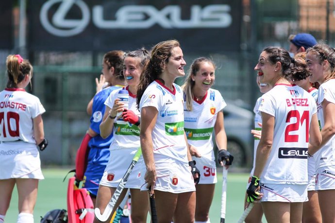 Archivo - Lola Riera of Spain and Beatriz Perez  of Spain during hockey match between SPV Complutense Sanse and Spain at Campo de Hockey Municipal on May 30, 2021 in San Sebastian de los Reyes, Madrid, Spain.