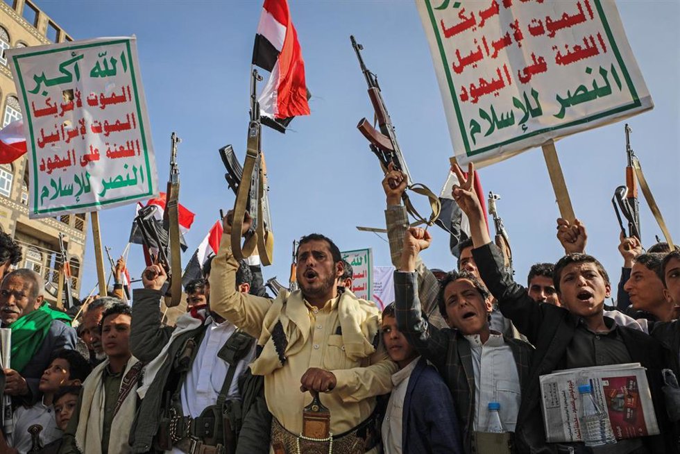 Archivo - Hutíes portan armas y pancartas en las calles de Saná, en Yemen