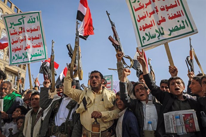Archivo - 26 March 2021, Yemen, Sanaa: Houthi supporters hold weapons during a rally marking the sixth anniversary of the launch of the Saudi-led coalition's military intervention in the country. Photo: Hani Al-Ansi/dpa