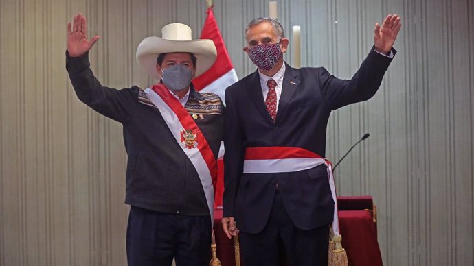 El presidente de Perú, Pedro Castillo, y el nuevo ministro de Economía, Pedro Francke.