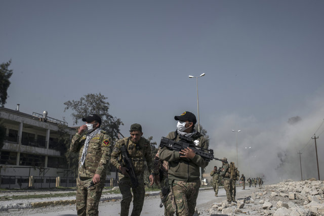 Oficiales de la División de Respuesta de Emergencia Iraquí (ERD) huyen de un ataque con mortero del Estado Islámico cerca del aeropuerto de Mosul.