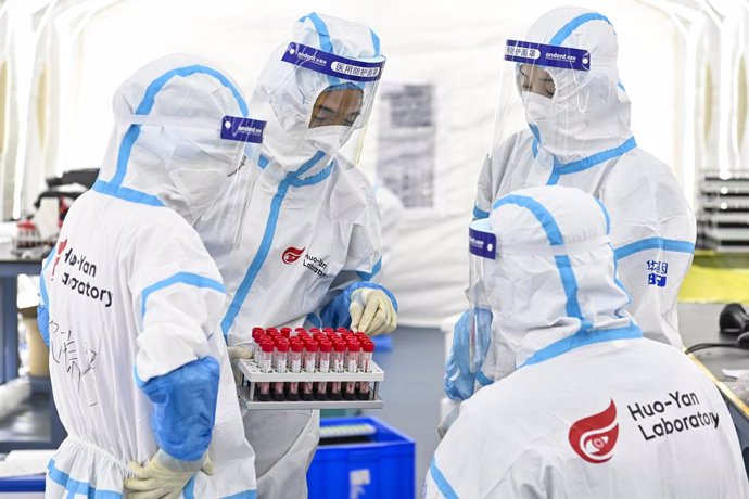 Archivo - Trabajadores sanitarios de China en un laboratorio de pruebas sobre el coronavirus