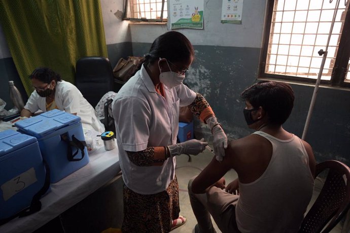 Archivo - Vacunación contra el coronavirus en India