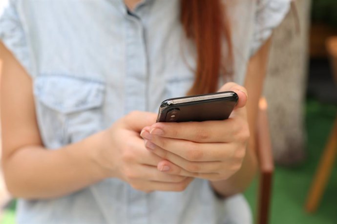 Mujer usando un teléfono móvil