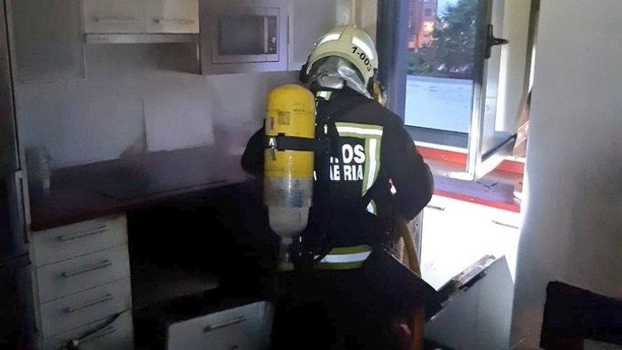 Bomberos extinguen un incendio en una vivienda
