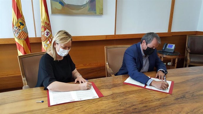 Marta Gastón y Luis Lanaspa en la firma del convenio de economá circular