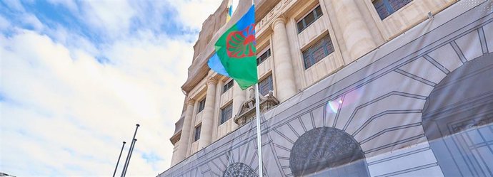 Archivo - Bandera del Pueblo Gitano ondeando frente al Cabildo de Tenerife