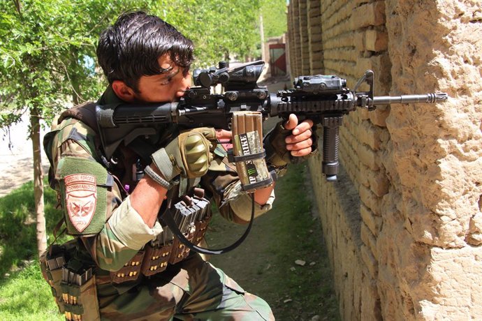 Un militar en Kunduz durant els combats amb els milicians talib