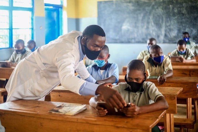 Archivo - Proyecto Profuturo en Ruanda. Escolares, niños, reciben formación en pandemia
