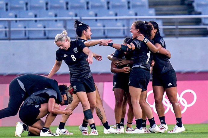 31 July 2021, Japan, Tokyo: New Zealand players celebrate victory after the final whistle of the Women's Gold Medal Rugby Sevens Match between New Zealand and France at the Tokyo Stadium in the course of the Tokyo 2020 Olympic Games. Photo: Adam Davy/PA