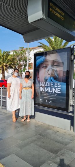 Imagen de la campaña 'Nadie es inmune' en un mupis del tranvía