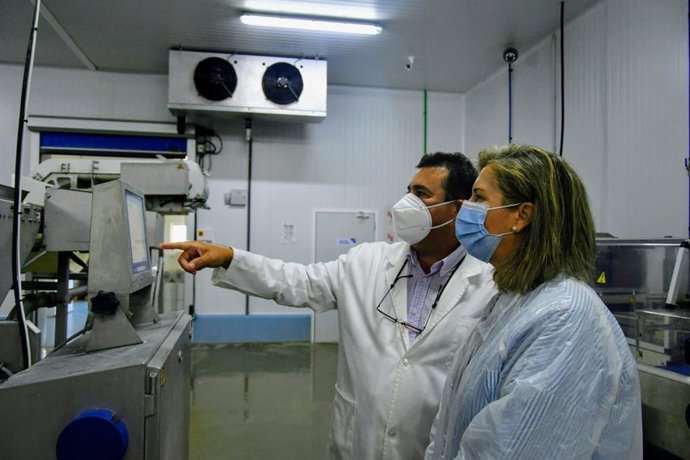 La delegada territorial de Pesca de la Junta en Cádiz, Ana Bertón, visita las instalaciones de Cupibar en Barbate