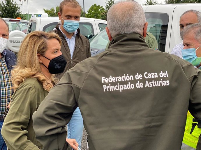 La presidenta del PP, Teresa Mallada, en la manifestación en apoyo a la caza y la pesca en Asturias.