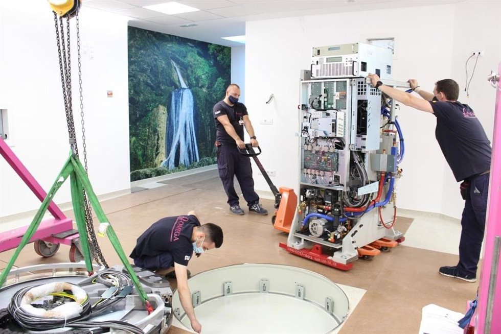 El Complejo Hospitalario De Albacete Recibe El Primer Acelerador Lineal Para La Renovación Tecnológica Del Servicio De Oncología Radioterápica