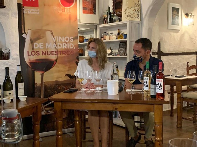 La consejera de Medioambiente, Vivienda y Agricultura de la Comunidad de Madrid, Paloma Martín, junto al presidente de IMIDRA, Sergio López Vaquero, en un encuentro con los bodegueros madrileños para presentar el balance de ventas de los últimos meses.