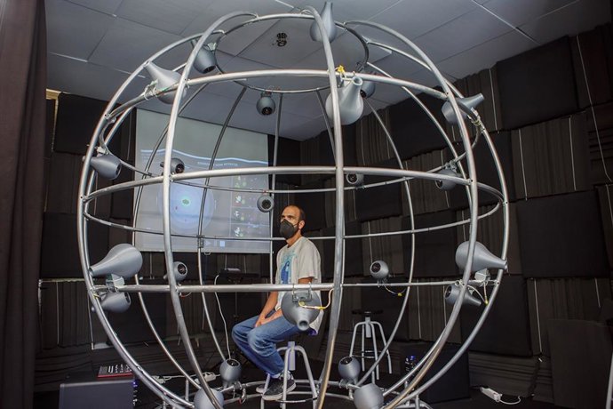 Archivo - El DJ Pablo Cotton escucha una composición en la jaulab ubicada en el laboratorio de acústica de la UPNA