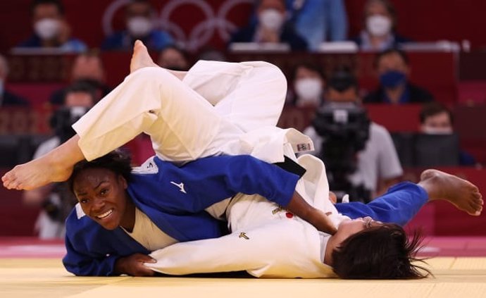 Combate entre Francia y Japón en la final por equipos mixtos de judo de los Juegos Olímpicos de Tokyo 2020, con medalla de oro para Francia