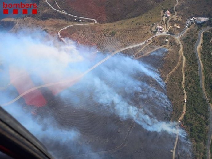 Els Bombers treballen en un incendi de vegetació a Portbou (Girona)