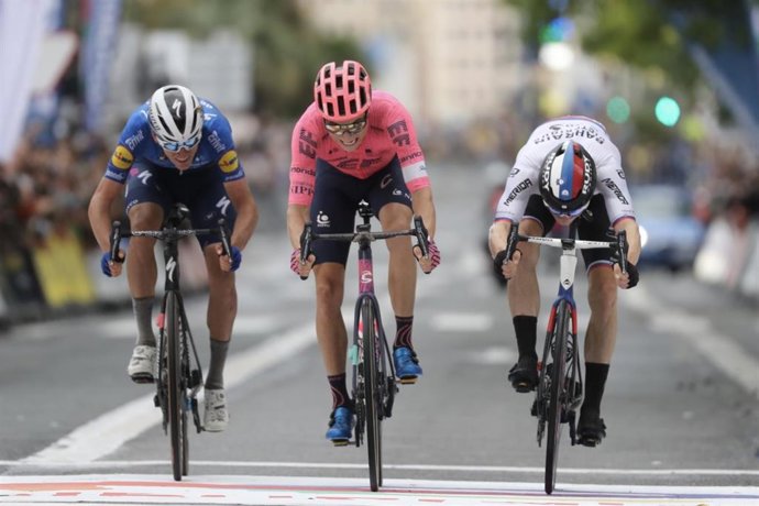 Esprint final de la 41 edición de la Clásica de San Sebastián, con victoria para Neilson Powless (EF Education-Nippo) sobre Matej Mohoric (Bahrain-Victorious) y Mikkel Frolich Honoré (Deceuninck-Quick Step)