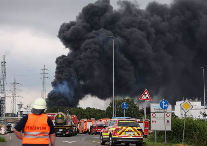 FILED - 27 July 2021, North Rhine-Westphalia, Leverkusen: Thick clouds of smoke billow after an explosion at a chemicals plant that led to an "extreme danger" warning being issued and residents of the city on the Rhine being urged to close windows and d