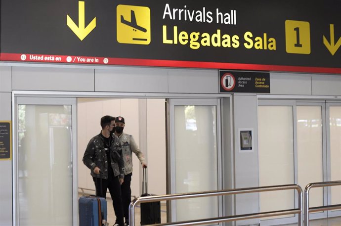 Pasajeros procedentes de un vuelo con origen Gran Bretaña llegan a la terminal T1 del Aeropuerto Adolfo Suárez Madrid-Barajas el día en que el Gobierno exige una PCR negativa o vacuna completa a los ciudadanos británicos que vengan a nuestro país, a 2 d