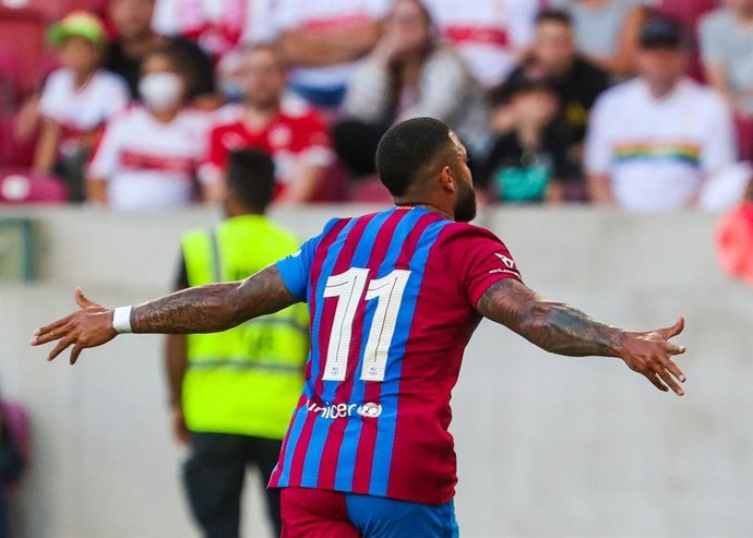 Memphis Depay celebra un gran gol ante el Stuttgart en un amistoso de pretemporada