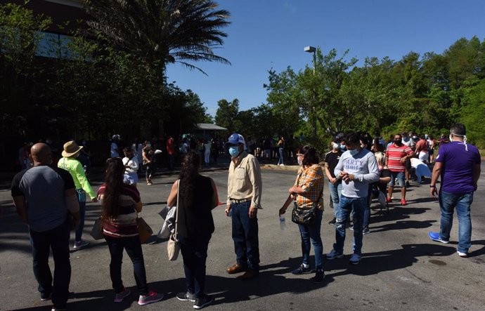 Archivo - 10 April 2021, US, Orlando: People wait in a line to receive a shot of the Johnson & Johnson vaccine at a pop-up coronavirus (COVID-19) vaccination site in the parking lot at the Mexican Consulate in Orlando. Photo: Paul Hennessy/SOPA Images v