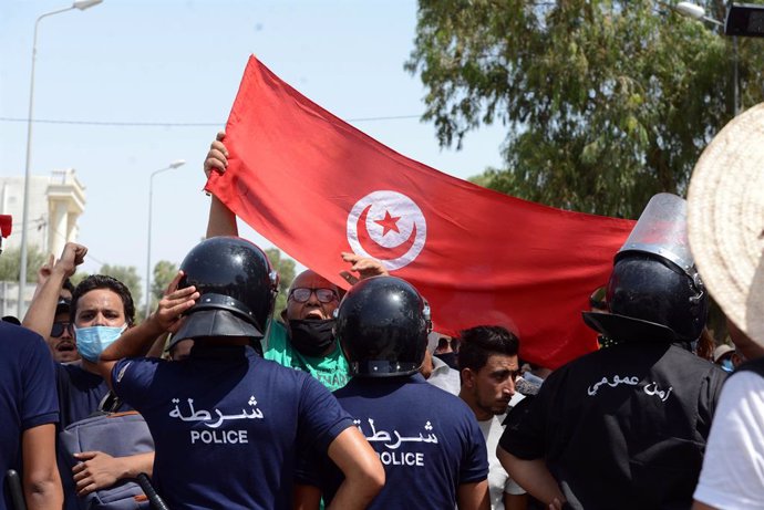 Manifestación frente al Parlamento de Túnez.