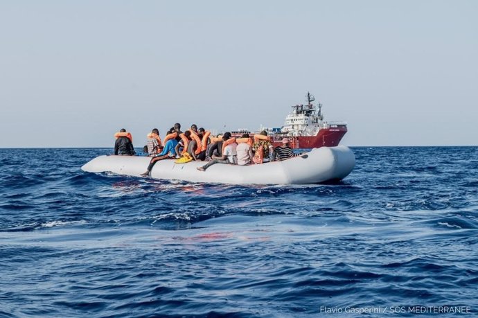 El barco 'Ocean Viking' rescata a migrantes libios en aguas del Mediterráneo
