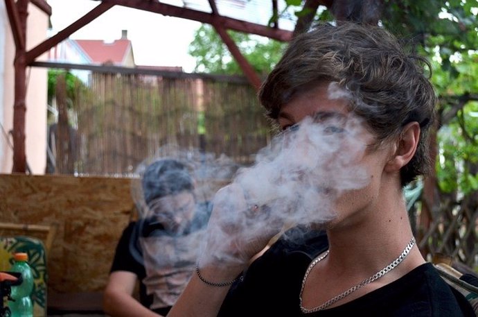 Joven fumando marihuana.