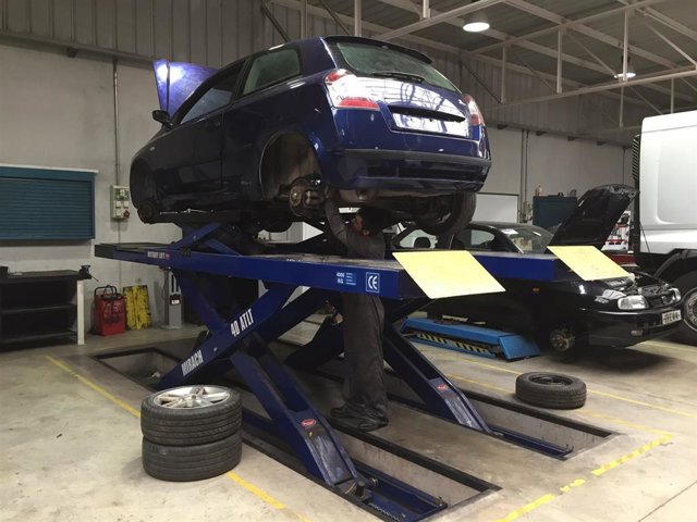 Imagen de un coche en un taller
