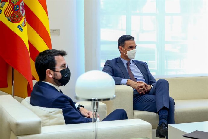 Archivo - El presidente del Gobierno, Pedro Sánchez (d); y el president de la Generalitat de Catalunya, Pere Aragons, durante una reunión en el Palacio de la Moncloa, a 29 de junio de 2021, en Madrid (España). Ambos mandatarios se reúnen hoy por primer
