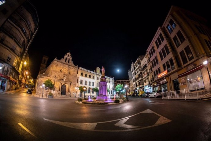 Archivo - Vista nocturna de la ciudad de Linares (Jaén).