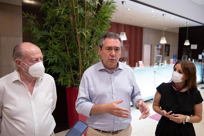 El presidente de la Diputación de Sevilla, Fernando Rodríguez Villalobos, junto a Juan Espadas   