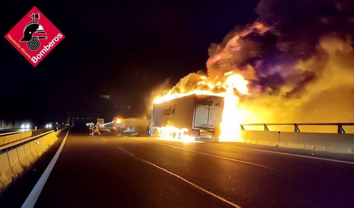 El Consorcio Provincial de Bomberos de Alicante extingue un incendio en un trailer de grandes dimenciones en Elche