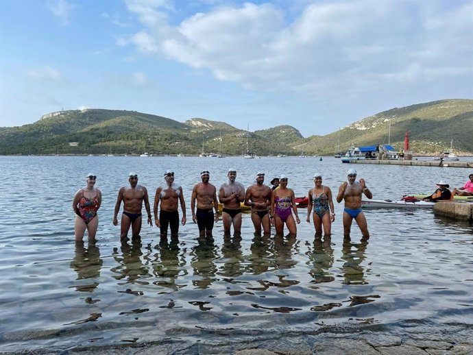 Nueve nadadores participan en la vuelta a nado solidaria a la isla de Cabrera.