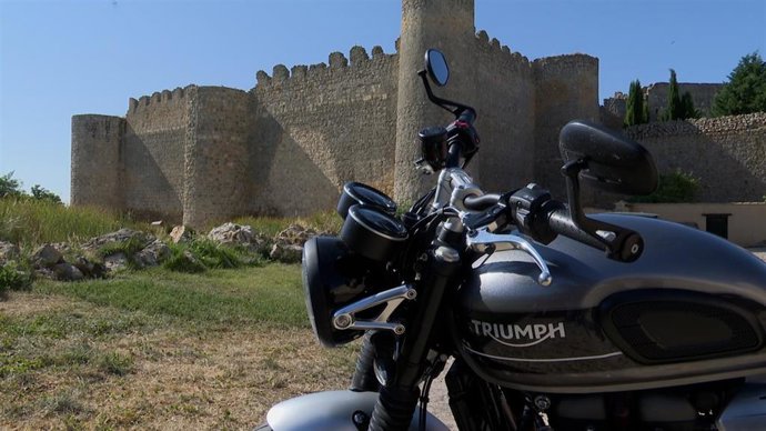 Imagen de una motocicleta en Urueña (Valladolid), la Villa del Libro.