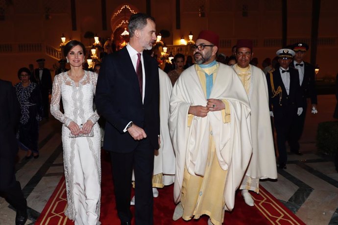 Archivo - (I-D) La Reina Letizia, el Rey Felipe VI y el Rey Mohamed VI, a su llegada al Palacio Real de Rabat para asistir a la cena de gala ofrecida en su honor.   FELIPE DE BORBON Y GRECIA;LETIZIA ORTIZ ;