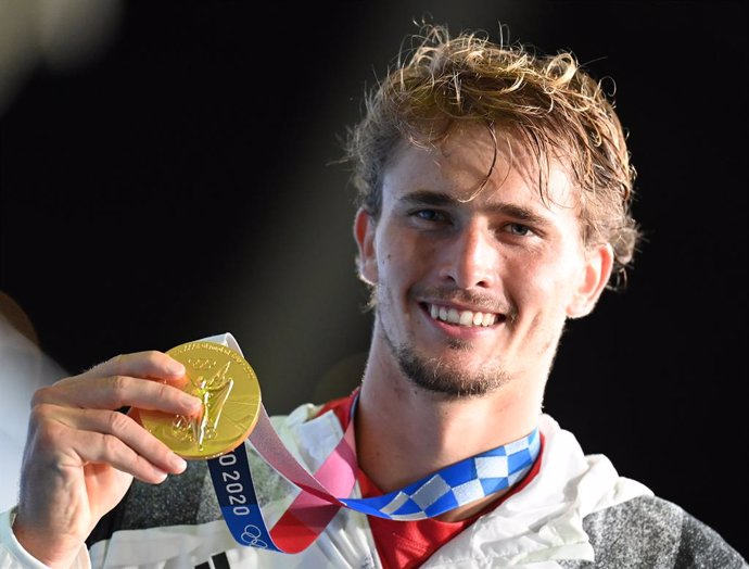 01 August 2021, Japan, Tokyo: German gold medallist tennis player Alexander Zverev celebrates on the podium in the course of the medal ceremony of the Men's Singles tennis tournament at the Ariake Tennis Centre Court, during the Tokyo 2020 Olympic Games