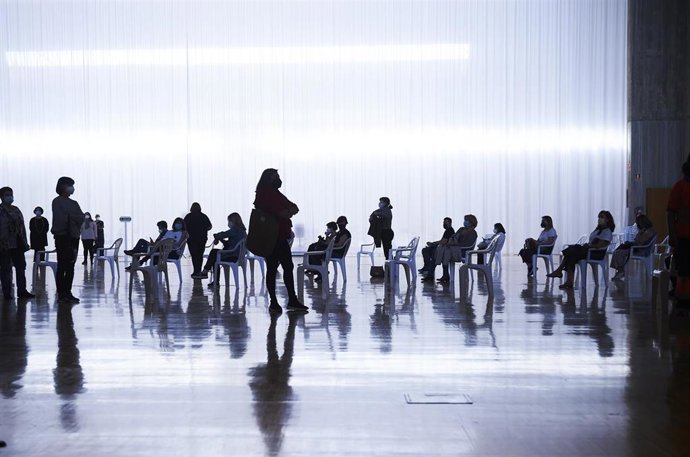 Archivo - Varias personas, en un dispositivo de vacunación masiva frente al Covid-19, en el Palacio de Exposiciones y Congresos de Santander, 