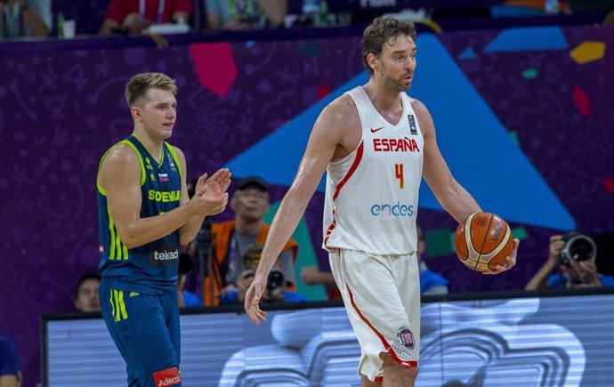 Archivo - Doncic (Eslovenia) y Gasol (España) en el Eurobasket 2017