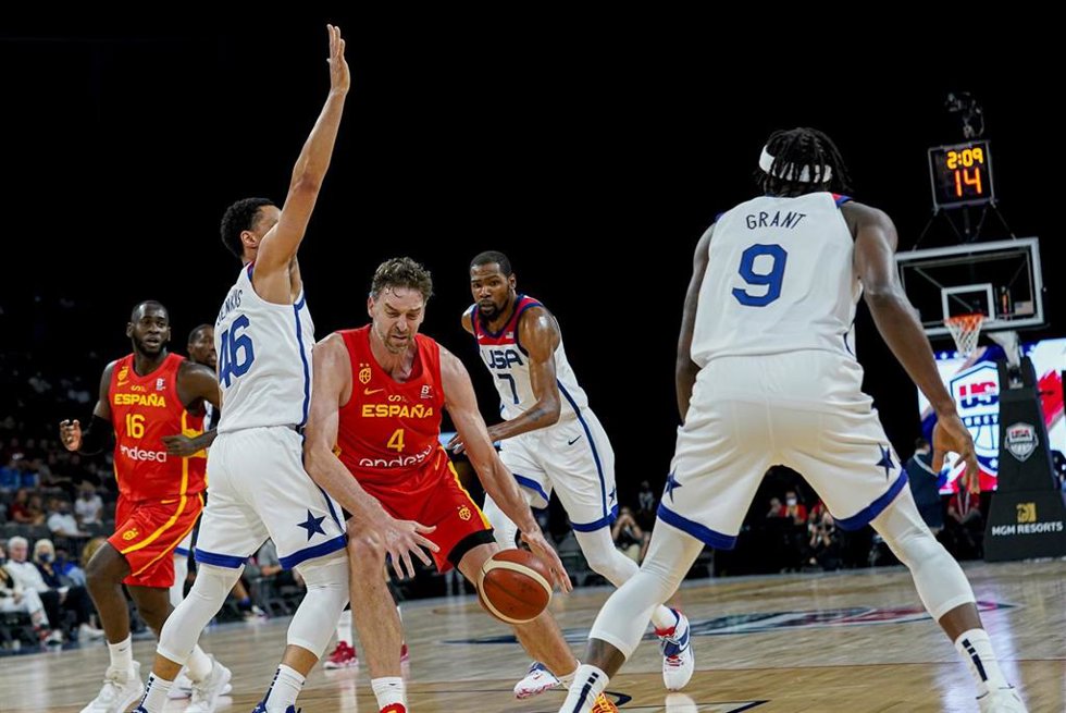 Pau Gasol intenta zafarse de un rival en el Estados Unidos - España de preparación para los Juegos de Tokio