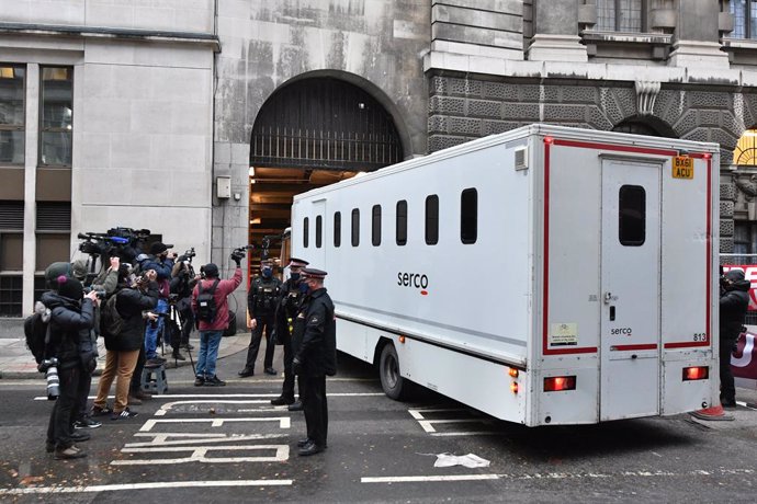 Archivo - 04 January 2021, England, London: Media representatives photograph a prison van arriving at the Central Criminal Court ahead of the sentencing hearing in the extradition trial of Wikileaks founder Julian Assange to the US. Assange facing 18 ch