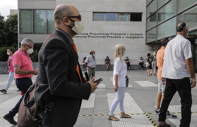Archivo - Largas colas de ciudadanos esperan su turno de entrada en los juzgados de la Ciudad de la Justicia de Valencia, colapsada ahora por el parón provocado por la pandemia del coronavirus, en Valencia, Comunidad Valenciana (España), a 3 de julio de