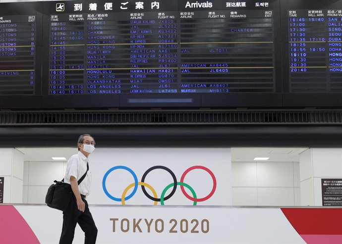 21 July 2021, Japan, Tokyo: A man walks through the arrivals area of Narita International Airport ahead of the Tokyo 2020 Olympic Games set to take place between 23 July and 08 August 2021. Photo: Hafizie Shabudin/BERNAMA/dpa
