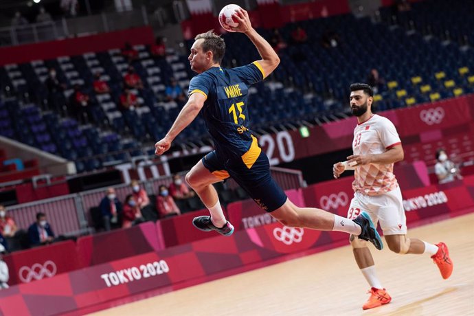 24 July 2021, Japan, Tokyo: Sweden's Hampus Wanne (L) throws at goal during the men's Group B handball match between Sweden and Bahrain at Aomi Urban Sports Park during the Tokyo 2020 Olympic Games. Photo: Swen Pfrtner/dpa