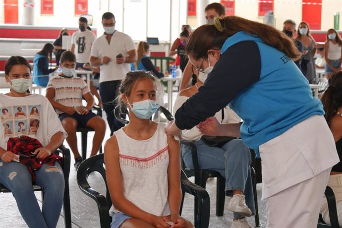 Nira, de 13 anos, una de las primeras jovenes en vacunarse hoy en Pedro Hidalgo.