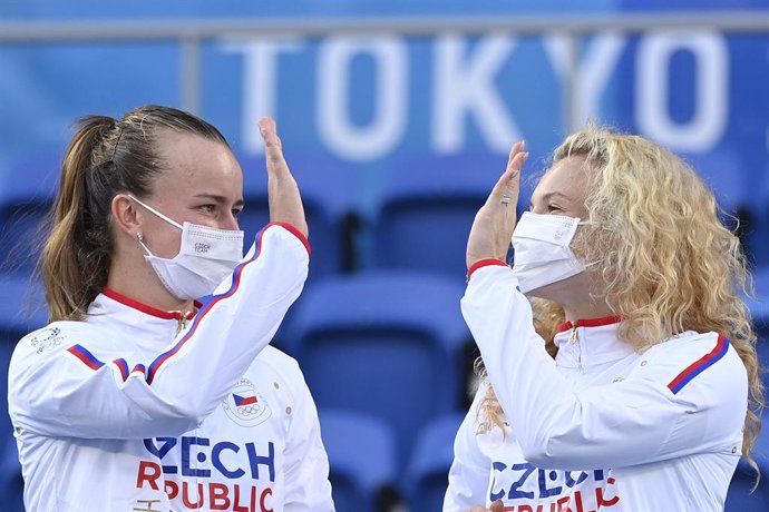 01 August 2021, Japan, Tokyo: Czech Republic's Gold medallists Barbora Krejcikova (L) and Katerina Siniakova celebrate during the award ceremony of the Women's doubles final tennis match at the Ariake Tennis Centre Court, during the Tokyo 2020 Olympic G