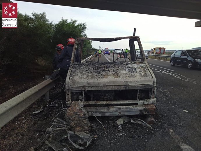 Autocaravana incendiada en la AP-7 por Alcalá de Xivert